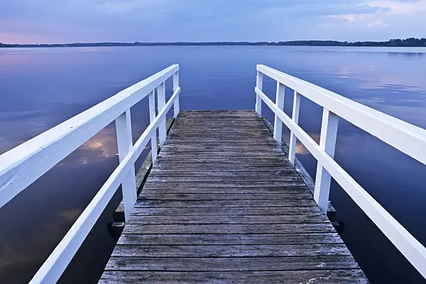 390156 - Jetty made of planks with white wooden railing, Zwischenahner Meer, Germany