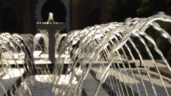 510149 - Jeux d'eau dans un jardin oriental