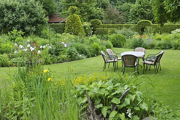 473131 - Lawn with seating area