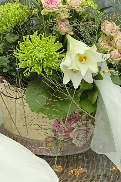 472043 - Lilies (Lilium), pincushions (Leucospermum) and roses (Rosa)
