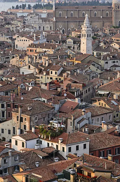 568106 - Maisons de la vieille ville et Santa Maria Formosa, Venise, Italie