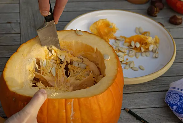 460031 - Making a Halloween pumpkin (3)