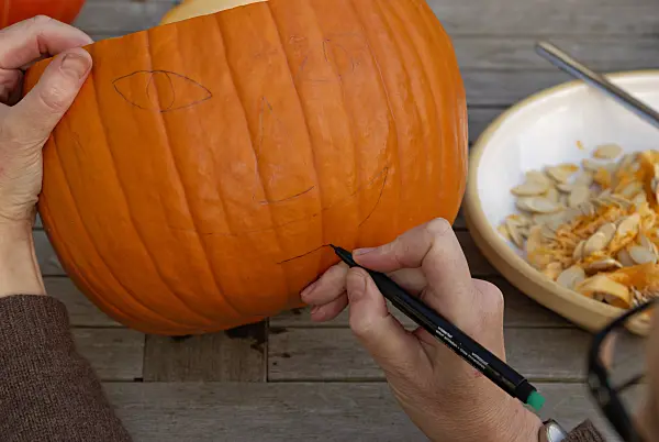 460033 - Making a Halloween pumpkin (5)
