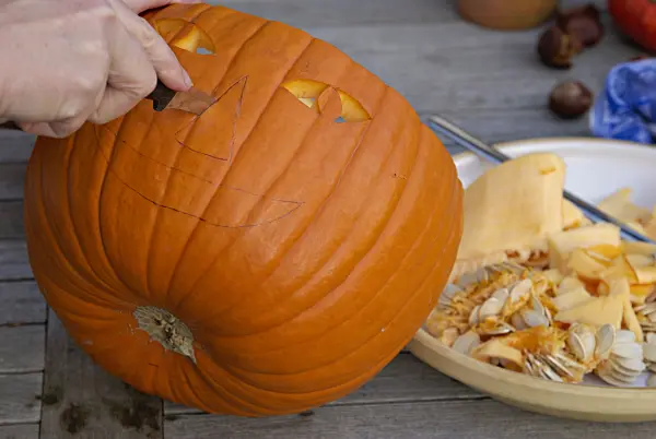 460034 - Making a Halloween pumpkin (6)