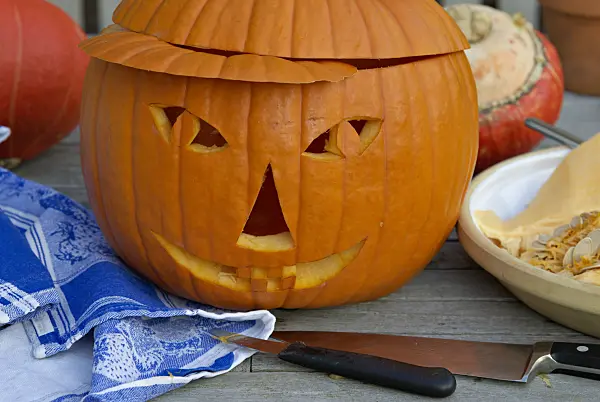 460035 - Making a Halloween pumpkin (7)