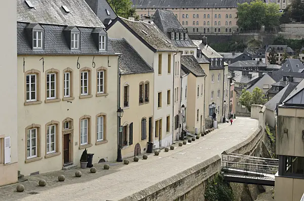 560062 - Multi-storey 18th century houses with slate roofs, Rue de Trèves, Grund, Luxembourg