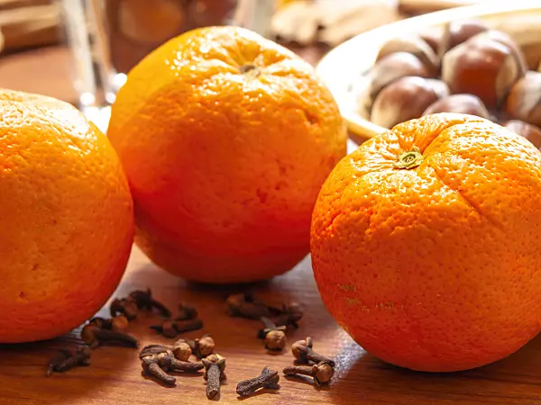 444089 - Orange (Citrus sinensis) and clove (Syzygium aromaticum)