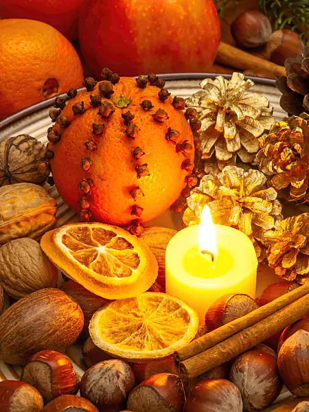 444094 - Orange (Citrus sinensis) and clove (Syzygium aromaticum)