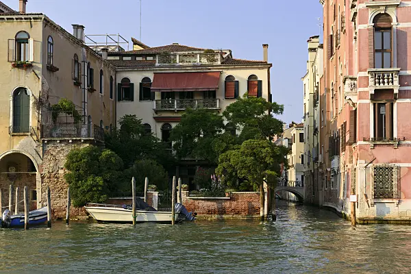 568073 - Palazzo with garden at the Grand Canal, Venice, Italy