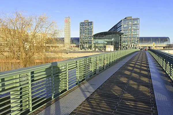 551027 - Passerelle en plein soleil avec vue sur la gare centrale sous un ciel bleu, Berlin, Allemagne