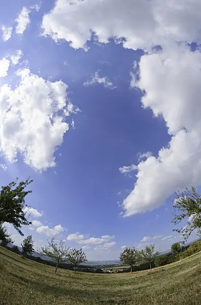 560054 - Paysage avec des nuages