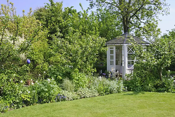 509155 - Perennial border with small garden pavilion