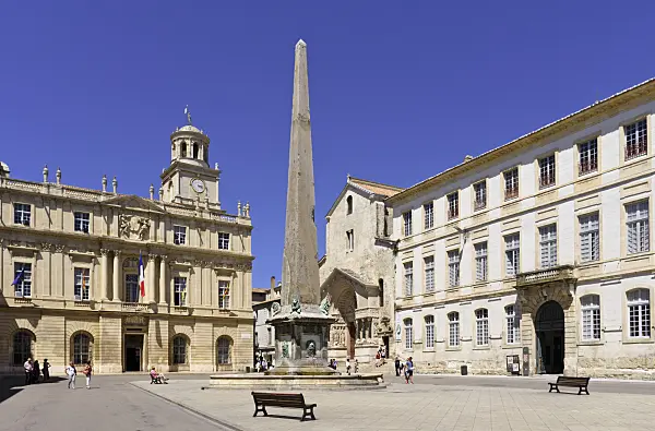 557228 - Place de la République und Obelisk, Arles, Provence, Frankreich