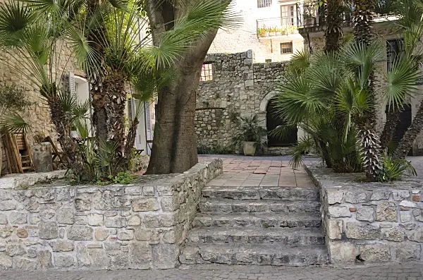 569038 - Place du Revely, Antibes, France