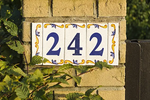 477172 - Plaque d'immatriculation d'un lot de carreaux de porcelaine peints sur un mur de briques