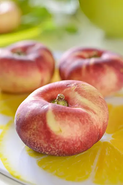 487113 - Plattnektarine (Prunus persica var. platerina)