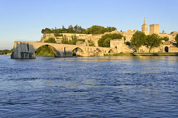 557221 - Pont Saint-Bénézet and Papal palace, Avignon, Provence, France