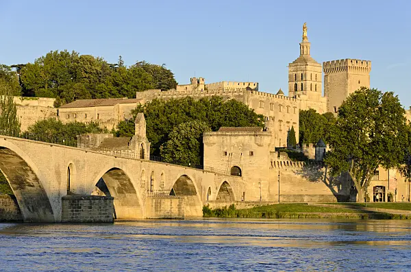 557220 - Pont Saint-Bénézet und Papstpalast, Avignon, Provence, Frankreich