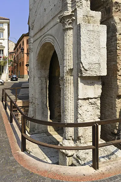 568032 - Porta Leoni, Verona, Italy