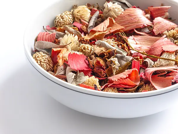 433002 - Potpourri of dried leaves and blossoms