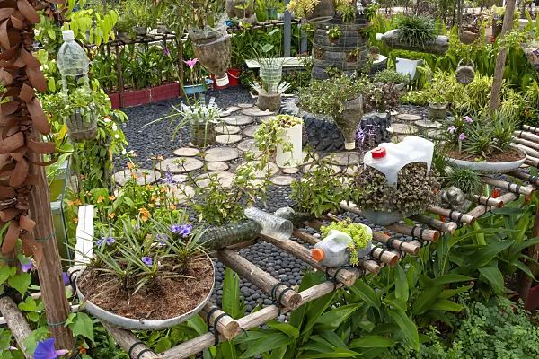 455413 - Pots de fleurs fabriqués à partir de bouteilles et de bols en plastique usagés, jardin de recyclage, HortPark, Singapour