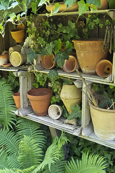 608133 - Pots en argile sur une étagère faite de caisses en bois