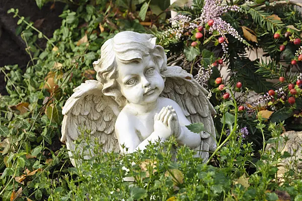 466033 - Praying angel sculpture