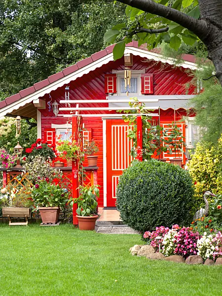 476185 - Red garden house
