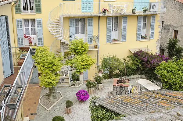 533109 - Residential building with backyard garden, Hyères, France