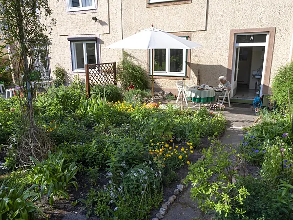 460100 - Salon de jardin devant une maison mitoyenne
