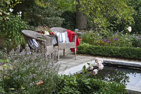 511341 - Salon de jardin près d'un bassin d'eau