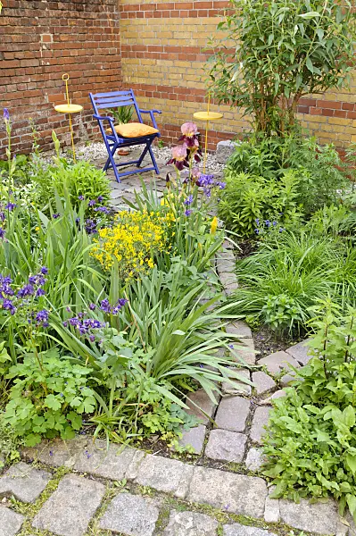 472215 - Seating area in a backyard garden