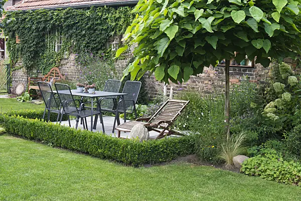 535243 - Seating area in a garden