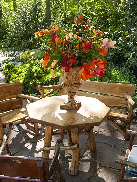 401014 - Seating area with flower bouquet