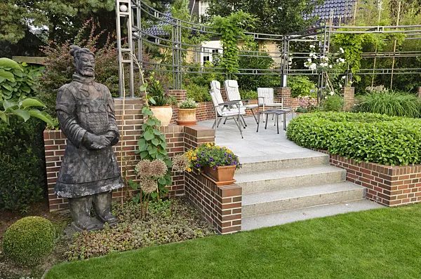 474073 - Semicircular plateau with seating area and reproduction of a Chinese clay warrior