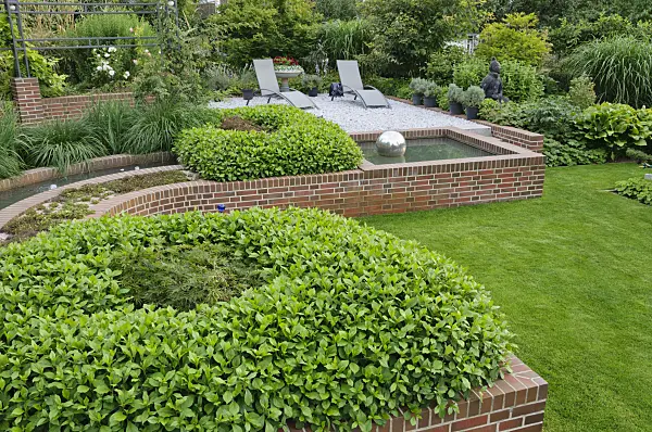 474074 - Semicircular plateau with water basin and deck chairs