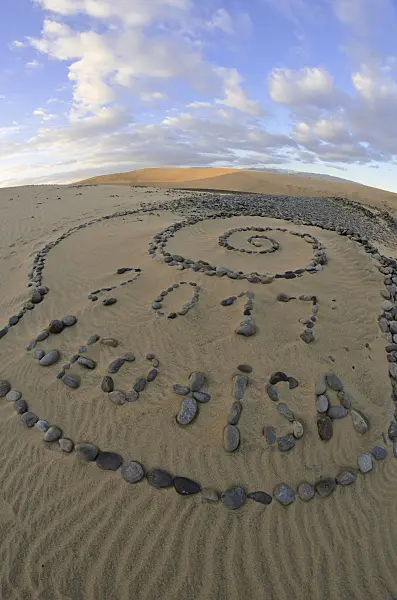 564237 - Shifting sand dunes with stone setting “Leo” and “Isa”, Maspalomas, Gran Canaria, Spain