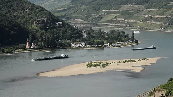 511167 - Ships on the Rhine near Assmannshausen, Upper Middle Rhine Valley, Germany