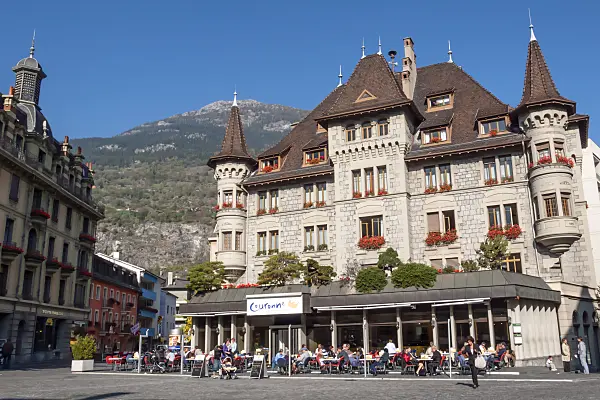 453067 - Stadtplatz mit Café an einem Sommertag, Brig, Schweiz