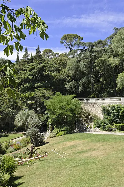 557292 - Stone wall and stone railings, Jardins de la Fontaine, Nîmes, France
