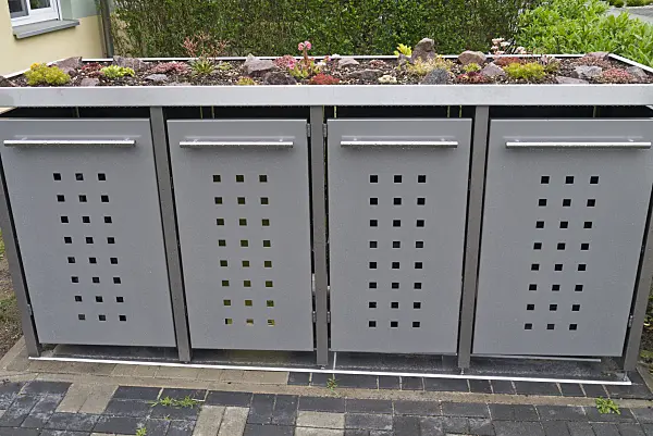 534266 - Sukkulenten auf einer Mülltonnenbox aus Metall