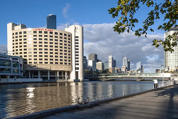 455228 - Sunny atmosphere at the Yarra River with skyline, Melbourne, Australia