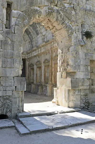 557308 - Temple de Diane, Jardins de la Fontaine, Nîmes, Frankreich