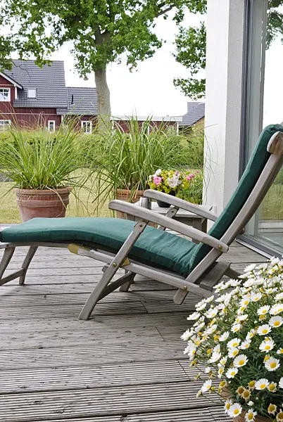 500184 - Terrace with deck chair and plant containers