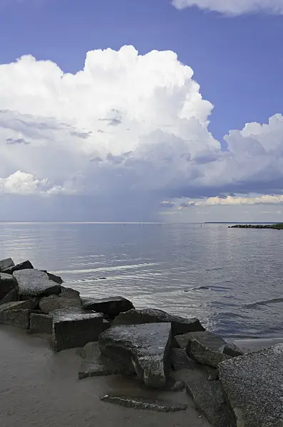 571004 - Thundery clouds and breakwater at Stettiner Haff, Germany