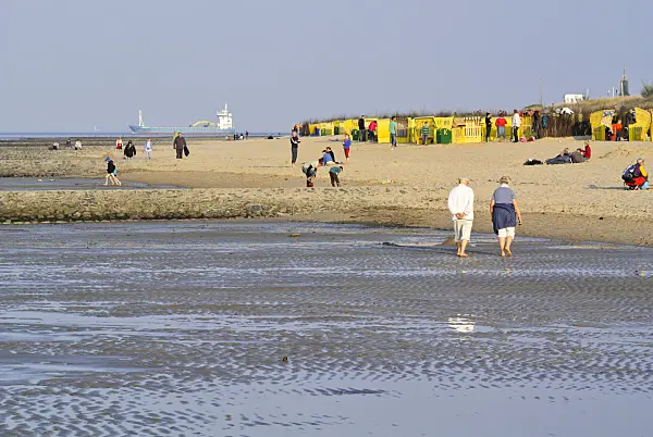 525101 - Tourists on the beach, Cuxhaven, Germany