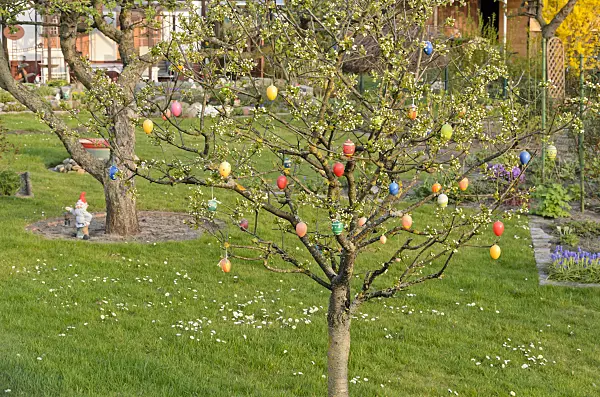 531036 - Tree with Easter eggs
