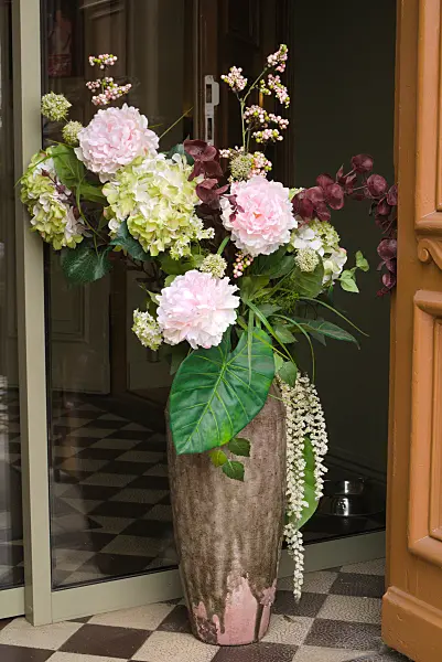 672027 - Vase with flower arrangement