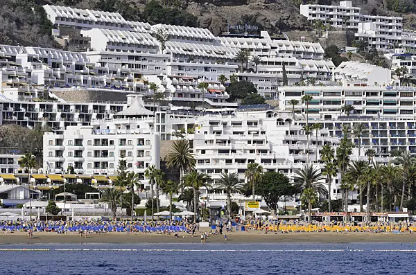 564104 - Versant d'une montagne avec des hôtels et des villages de vacances, Puerto Rico, Gran Canaria, Espagne