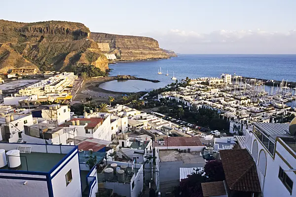 397014 - Vue de la ville, du port et de la mer depuis la colline, Puerto de Mogán, Gran Canaria, Espagne